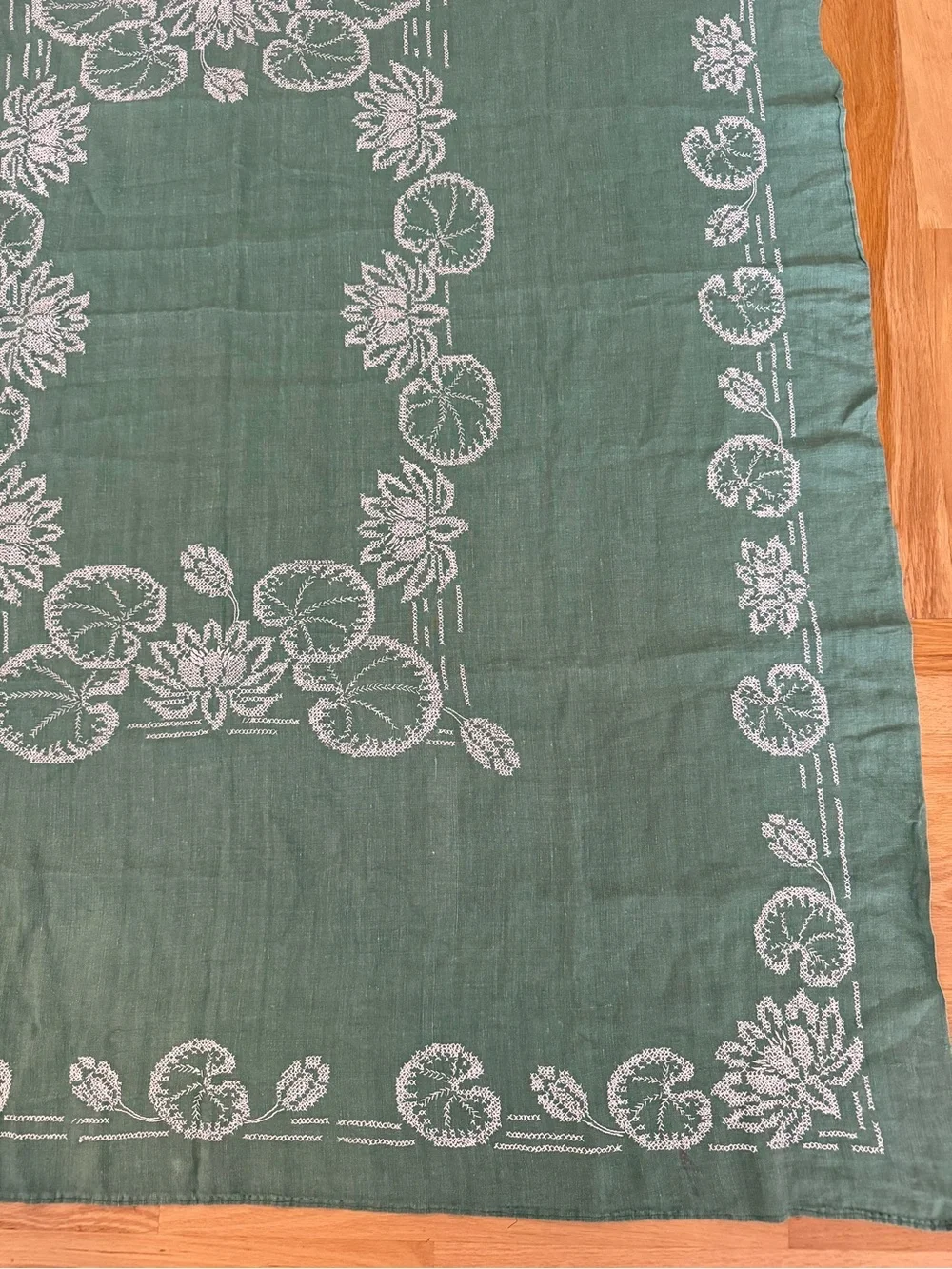 vintage linen tablecloth white lotus embroidery and cutwork details - Picture 7 of 12